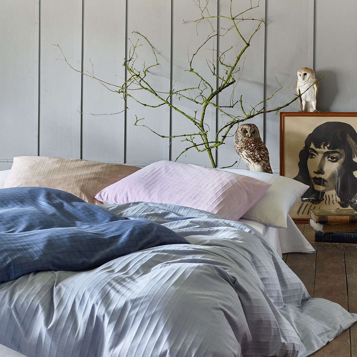 Bettwäsche Kent – Farbmix in einem gemütlichen Schlafzimmer Bettwäsche Kent in verschiedenen Farben wie Beige, Rosa, Blau und Grau, arrangiert in einem gemütlichen Schlafzimmer mit rustikalem Dekor.