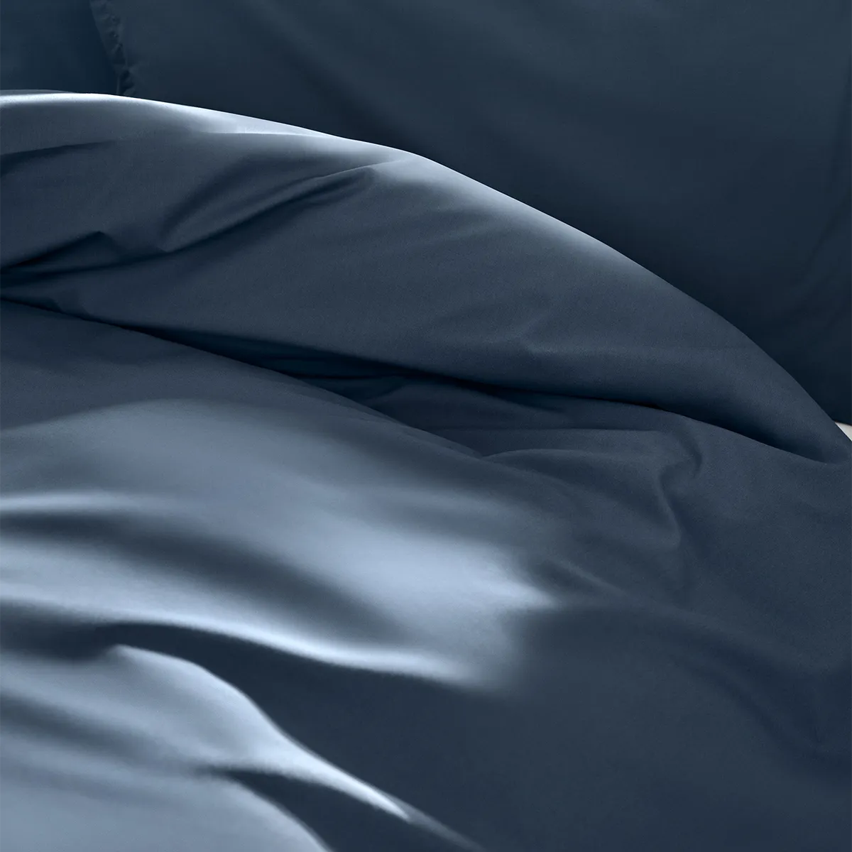 Schlossberg Bettwäsche Ben Ink – Hochwertige Stoffqualität in tiefem Blau Nahaufnahme des luxuriösen Stoffs der Schlossberg Bettwäsche Ben Ink in elegantem, tiefblauem Farbton. Die feine Textur und der sanfte Glanz unterstreichen die exklusive Qualität und den hohen Schlafkomfort.