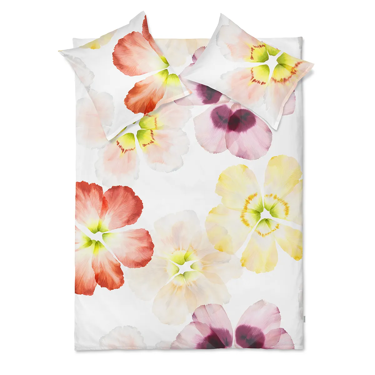 Schlossberg Bettwäsche Aurora Design Ein Bett mit der "Aurora"-Bettwäsche von Schlossberg, verziert mit leuchtend bunten, grossen Blumenmustern in verschiedenen Farbtönen wie Rot, Gelb und Lila. Die Bettdecke und Kissen verleihen dem Raum ein frisches und lebendiges Ambiente.