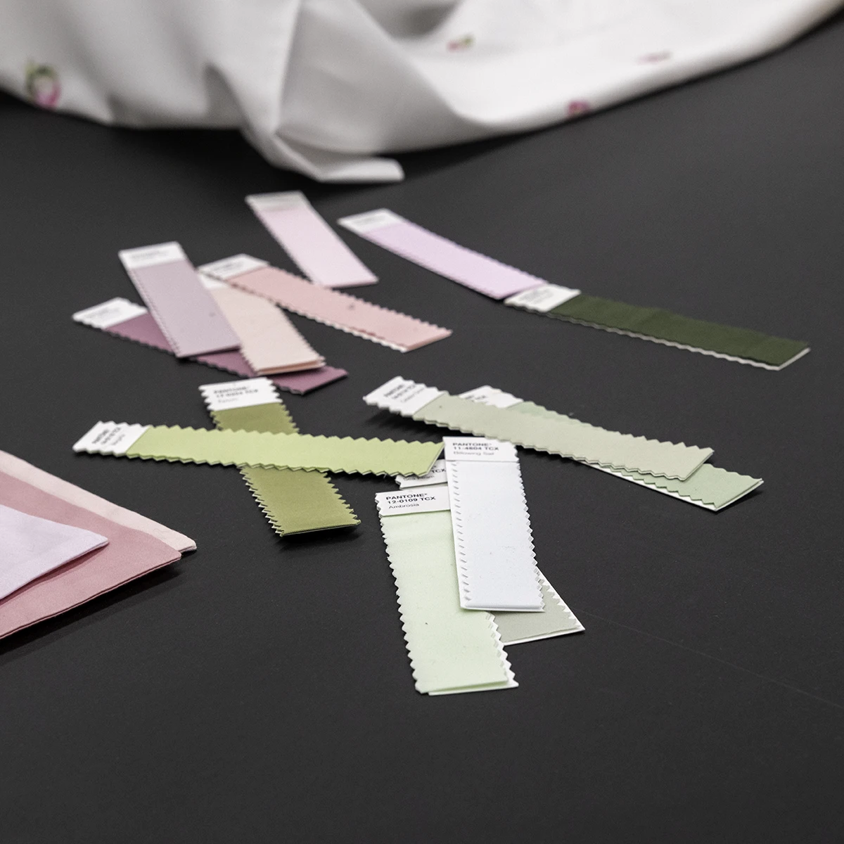 SchlossbergSwitzerland_Atelier_MusterPantone_1200x1200 Stoffmuster in unterschiedlichen Farben.