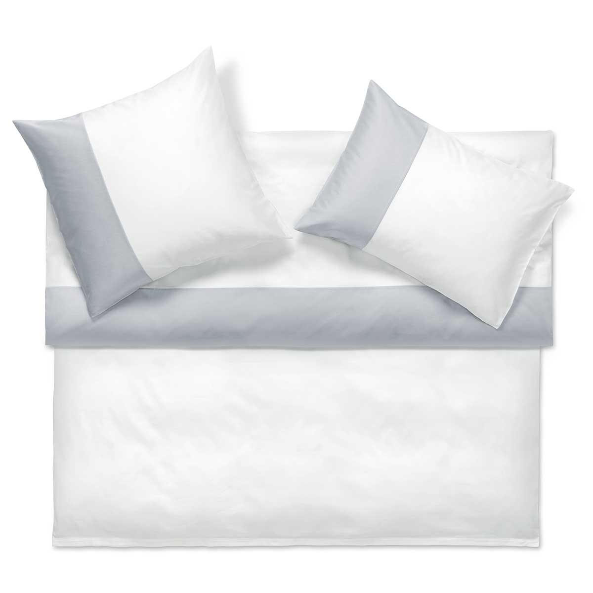 Bettwäsche Allen in elegantem weiss und grau Ein Bett mit weisser Bettwäsche und zwei passenden weissen Kissen mit grauen Akzenten. Die Bettwäsche ist ordentlich auf einem weissen Hintergrund arrangiert.