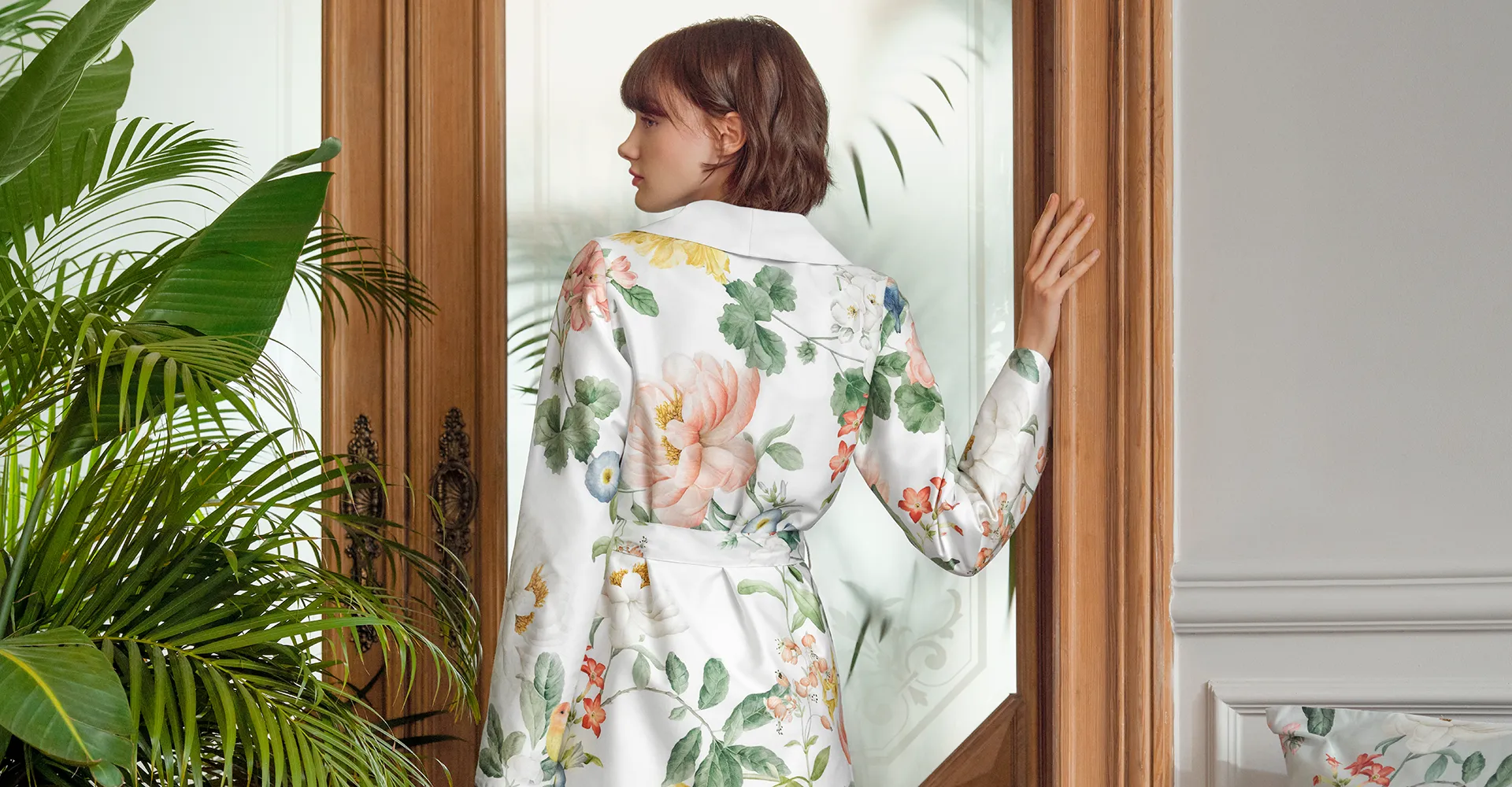 Schlossberg-morgenmantel-artemis-model-hero-1920x1000 Schlossberg-morgenmantel-artemis-model-hero-1920x1000