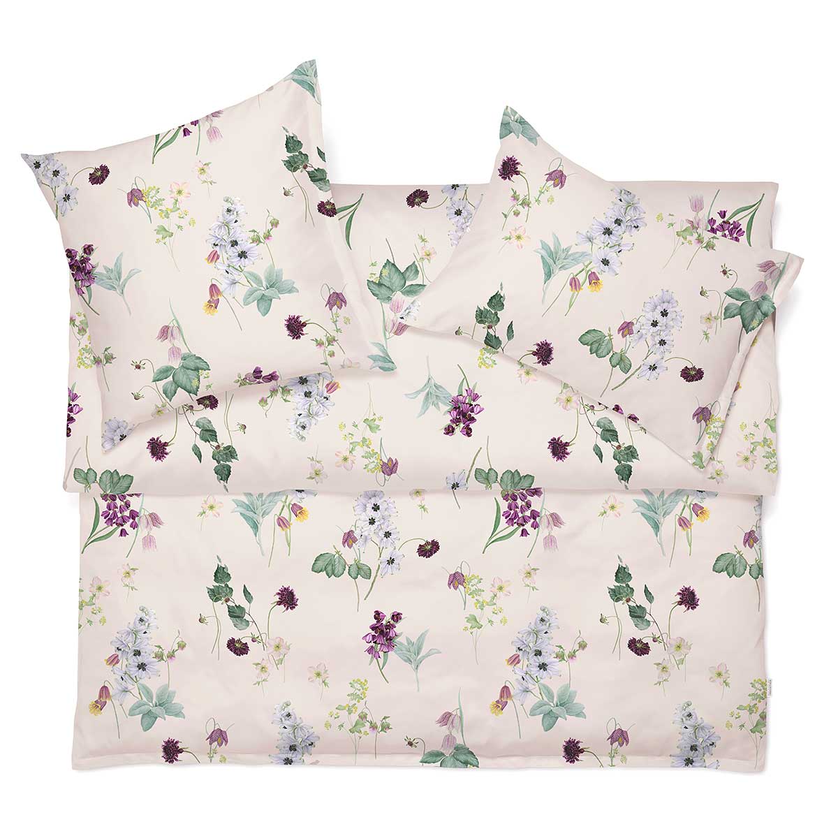 Beigefarbene Bettwäsche "Freya" mit Blumenmuster - Draufsicht Beigefarbene Bettwäsche "Freya" mit einem floralen Design, gezeigt in Draufsicht mit zwei Kopfkissen und Bettdecke.