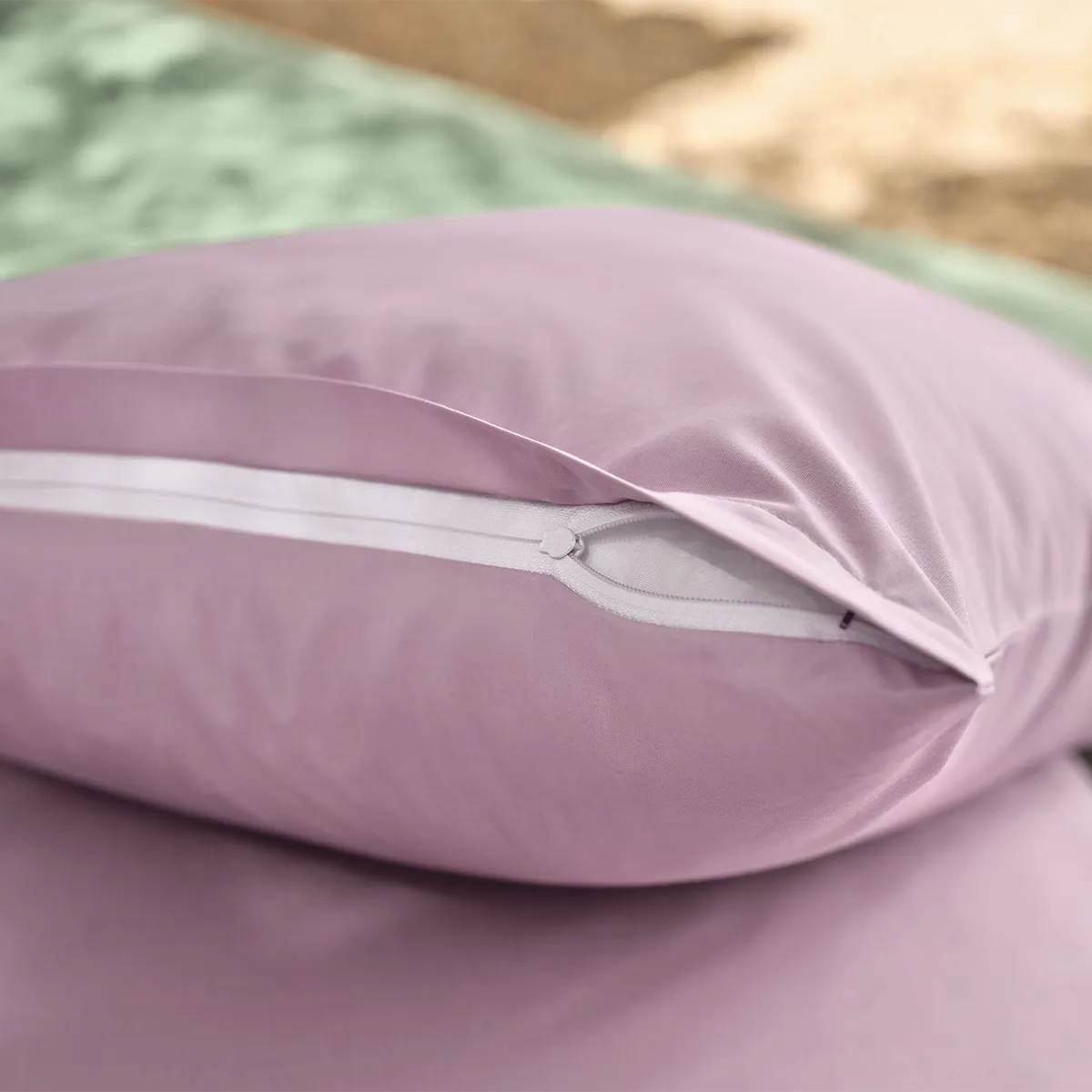 Nahaufnahme eines Kissens aus der Schlossberg Bettwäsche Ben Mauve Kollektion. Zeigt den hochwertigen, dezent versteckten Reißverschluss für eine elegante Optik und einfache Handhabung.