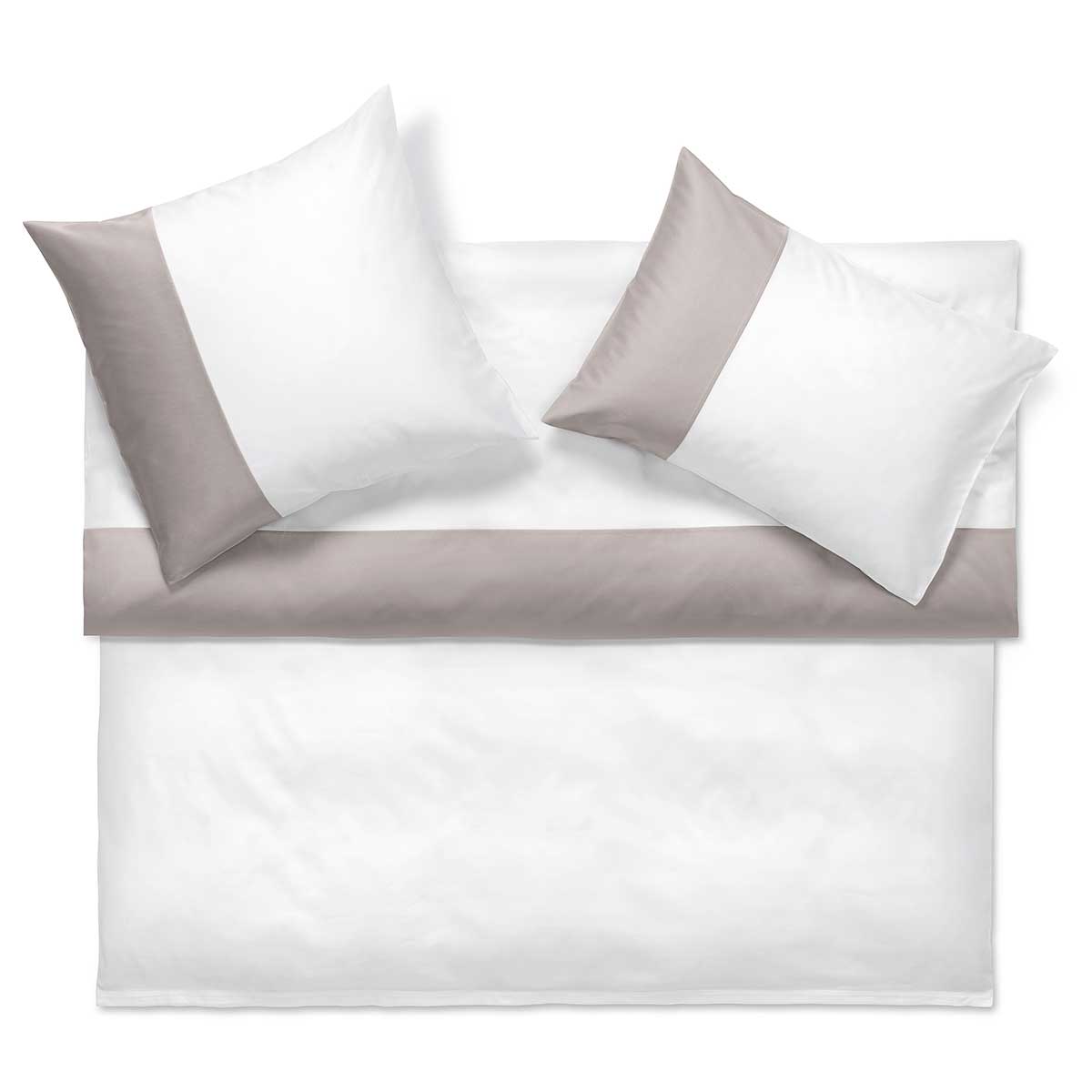 Bettwäsche Allen in beige und weiss Ein Bett mit weisser Bettwäsche und zwei passenden weissen Kissen mit beige Akzenten. Die Bettwäsche ist ordentlich auf einem weissen Hintergrund arrangiert.