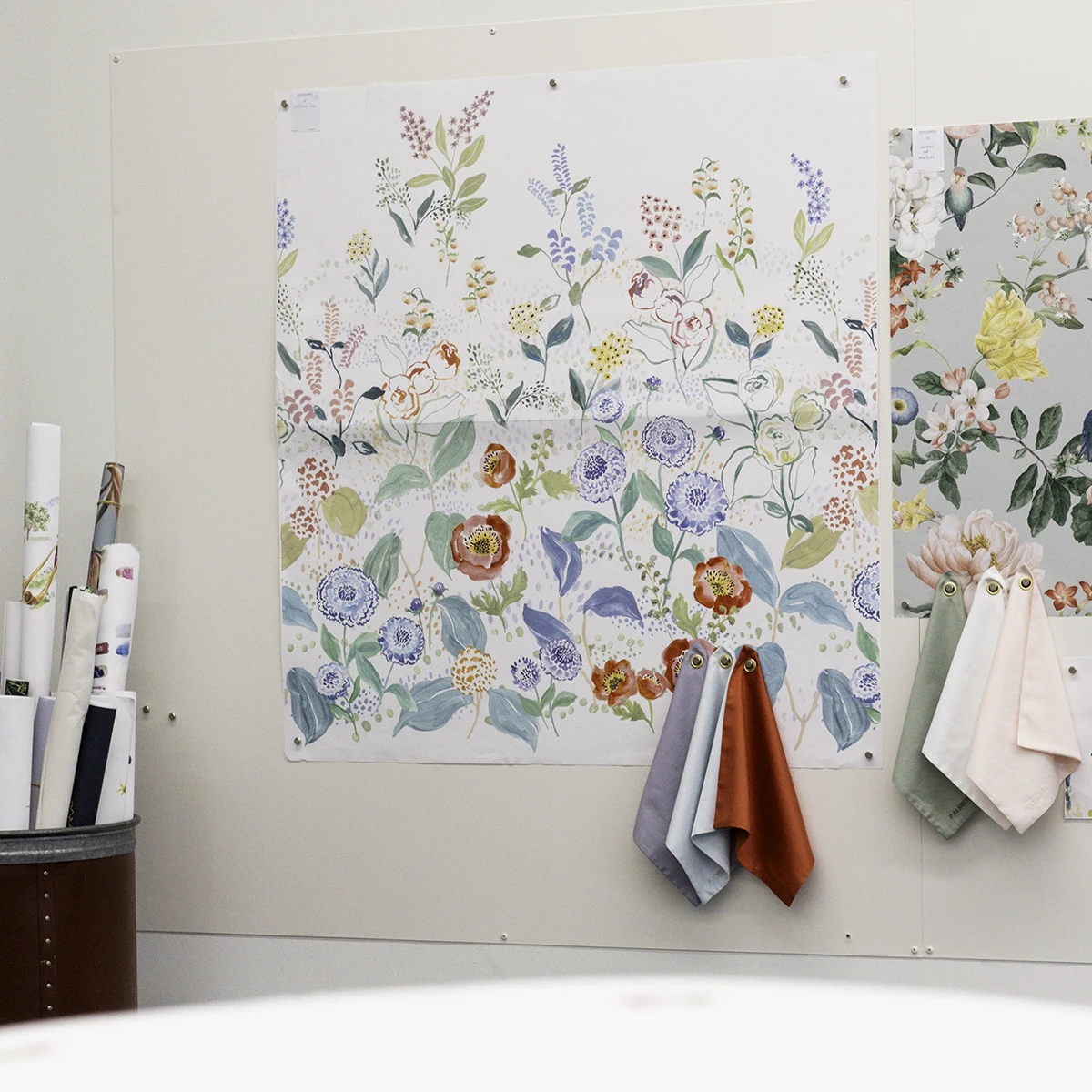 SchlossbergSwitzerland_Atelier_FS24Wand_1200x1200 Farbmuster zu ANNIKA im Atelier.