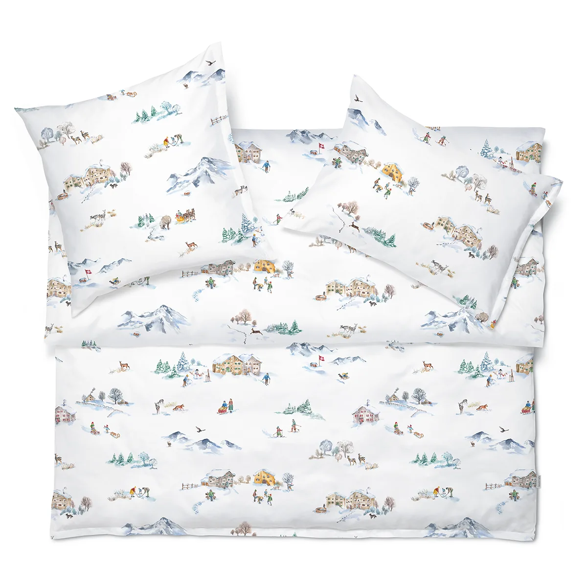 Montagne Bettwäsche im Set Bettwäsche Montagne bestehend aus einem Duvetbezug und zwei Kissenbezügen, auf einem Bett präsentiert.