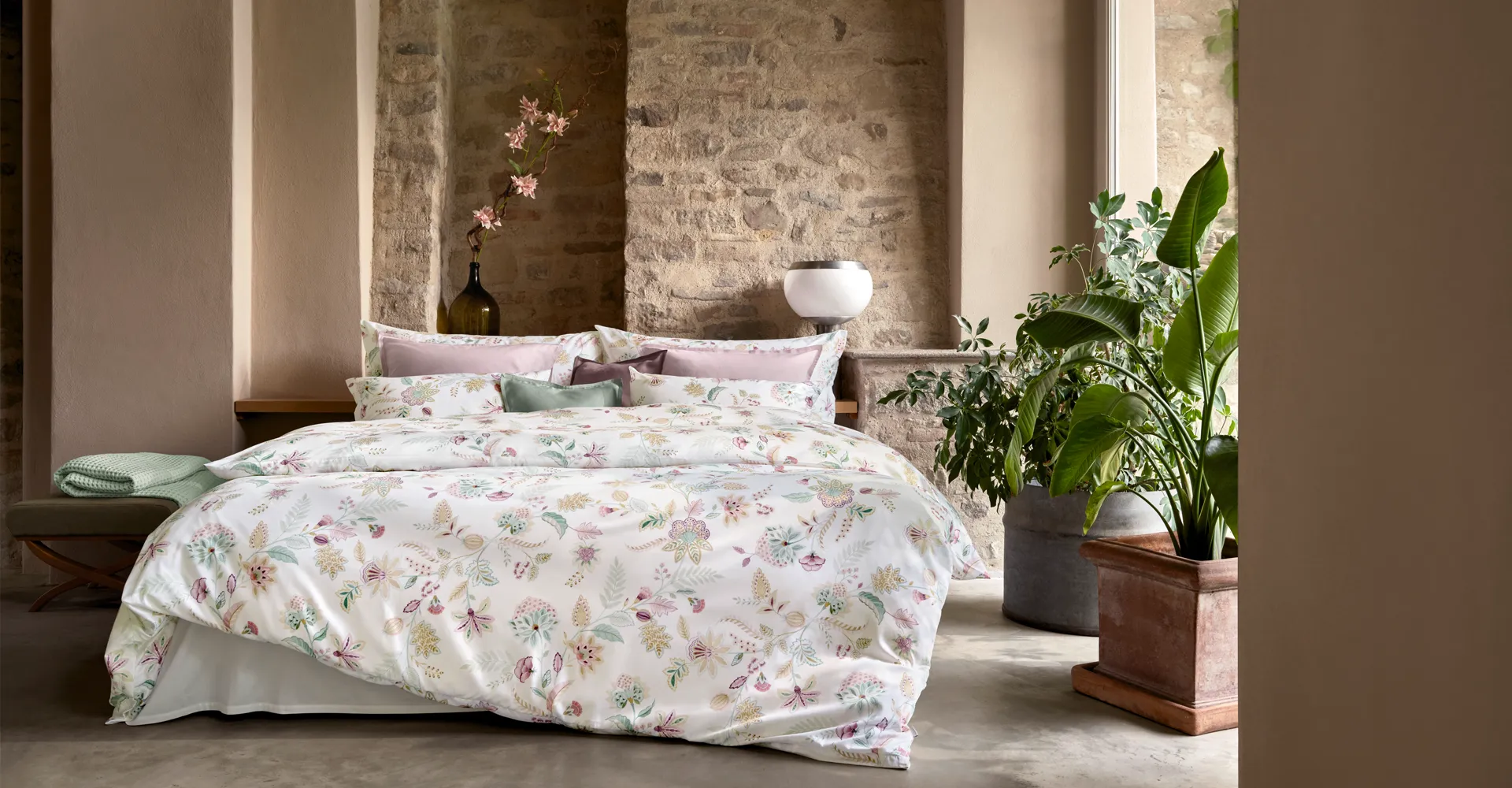 schlossberg-bettwaesche-ima-hero-uni-rose-solene-plum-sage-1920x1000