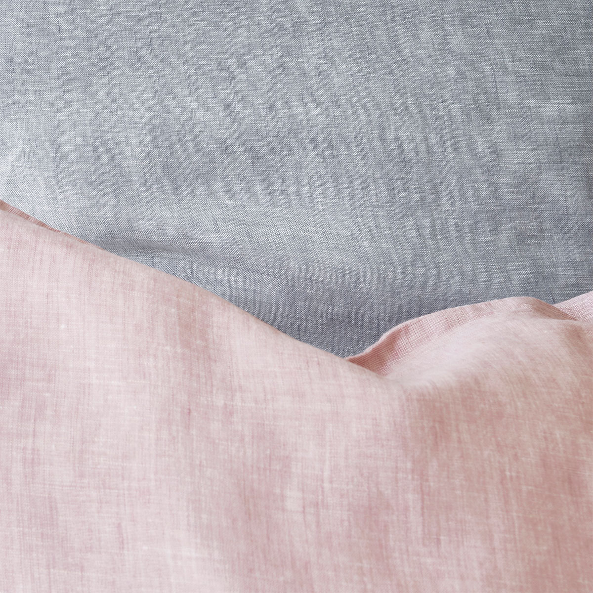 Nahaufnahme vom Stoff der Levin Bettwäsche in den Farben Rosa und Grau.