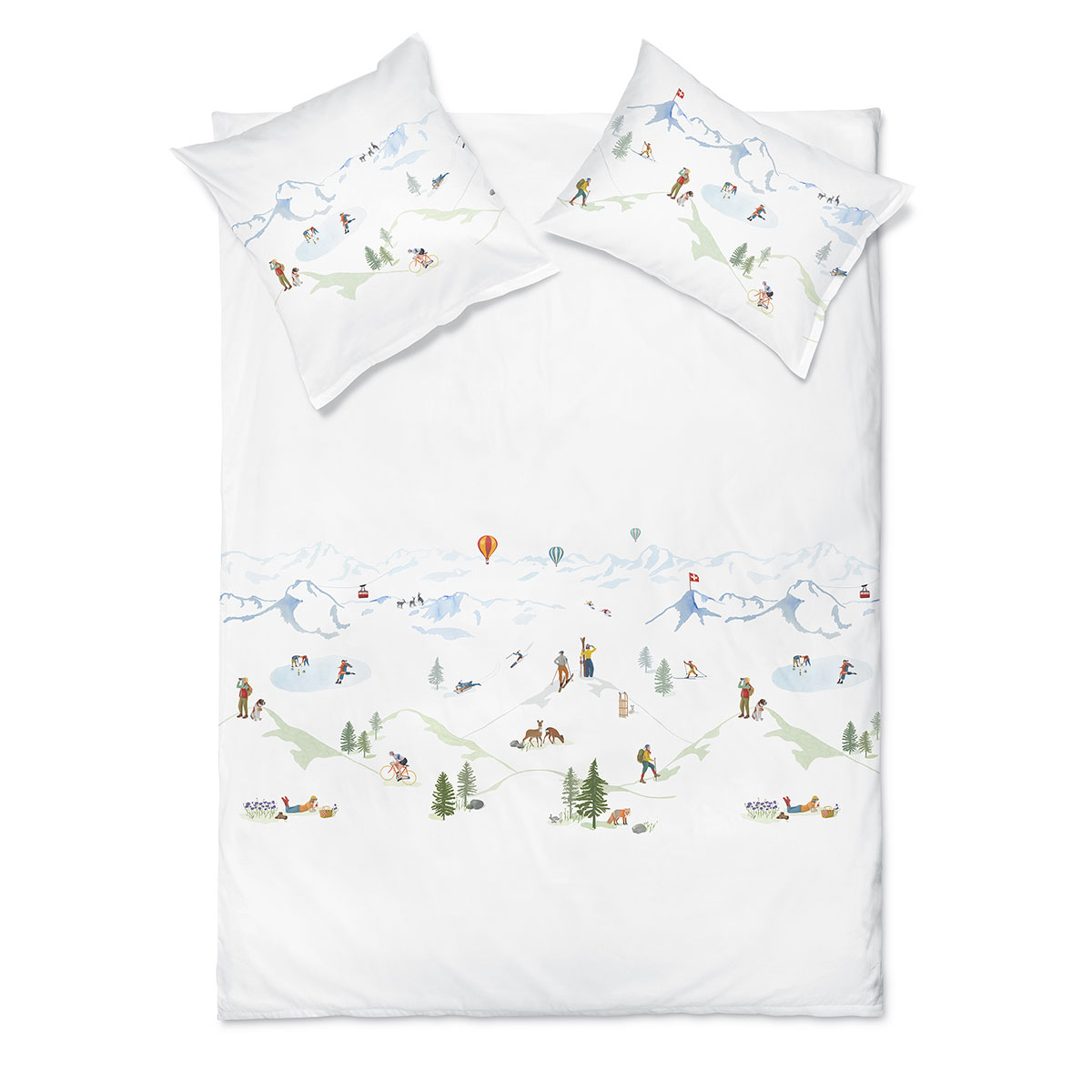Ein Bett mit weisser Bettwäsche, die eine alpine Landschaft mit Wanderern, Skifahrern und Heißluftballons darstellt.