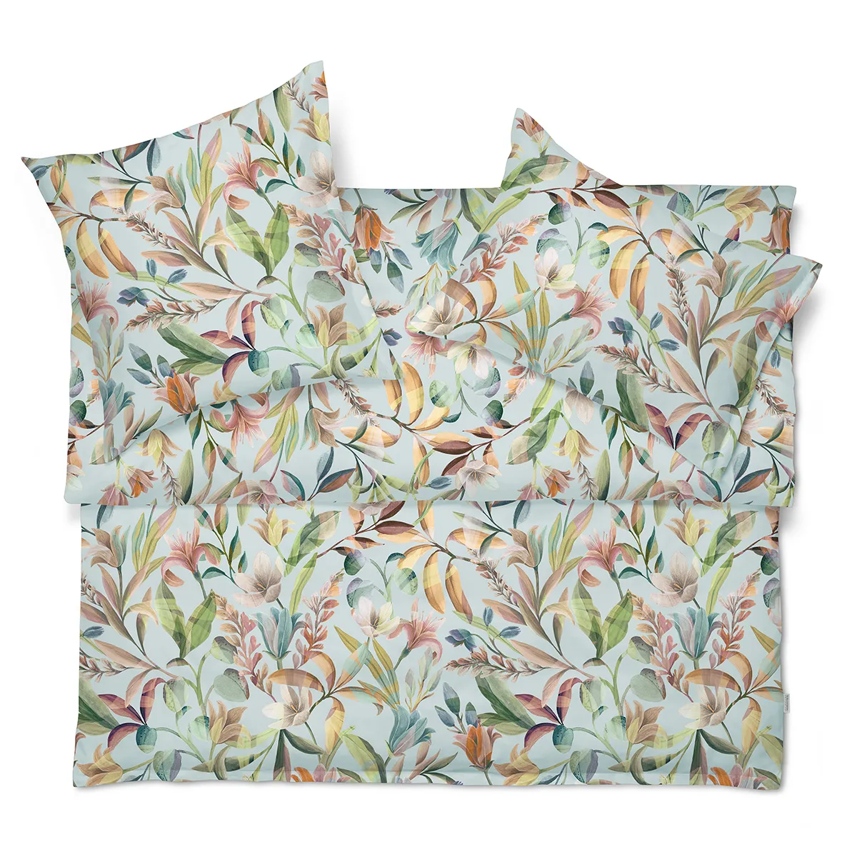 Schlossberg Bettwäsche Adele Produktbild Schlossberg Bettwäsche im Adele Design, mit einem floralen Muster in sanften Farben auf hellblauem Hintergrund, bestehend aus Kissenbezügen und einer Decke.