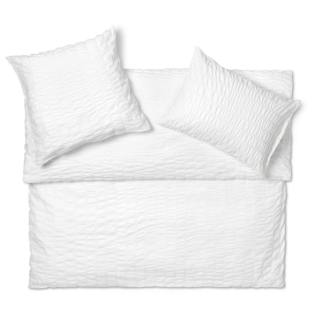 Bettwäsche Nelson in schlichtem Weiss, bestehend aus einem Duvet- und zwei Kissenbezügen, ideal für ein minimalistisches Schlafzimmer.