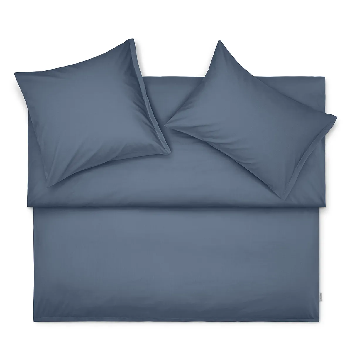 Produktbild der Schlossberg Bettwäsche Ben Ink mit Kissen- und Deckenbezug in einem eleganten, tiefblauen Farbton. Die hochwertige Verarbeitung und das minimalistische Design verleihen dem Schlafzimmer eine ruhige und stilvolle Atmosphäre.