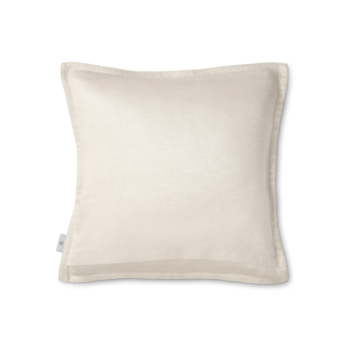 Hochwertiges Schlossberg Zierkissen Solene Sand in einem warmen, natürlichen Beigeton. Die feine Paspelierung und der edle Stoff verleihen dem Kissen eine schlichte Eleganz, ideal für eine stilvolle und gemütliche Einrichtung.