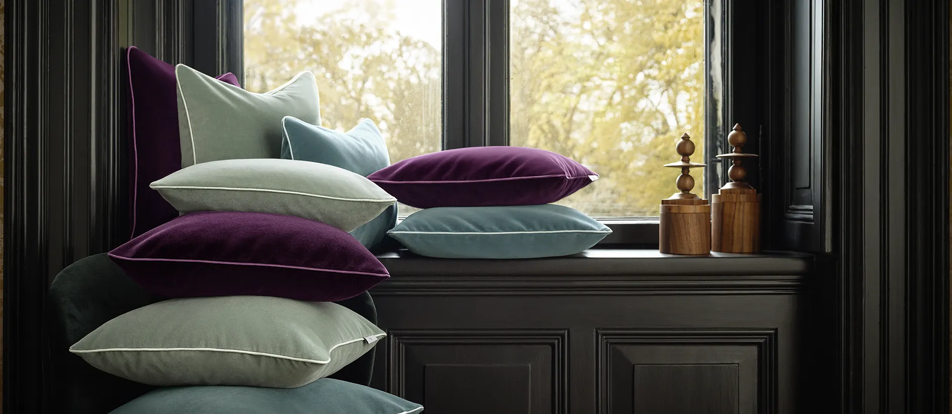 schlossberg-zierkissen-elodie-allefarben-fenster-1920x835