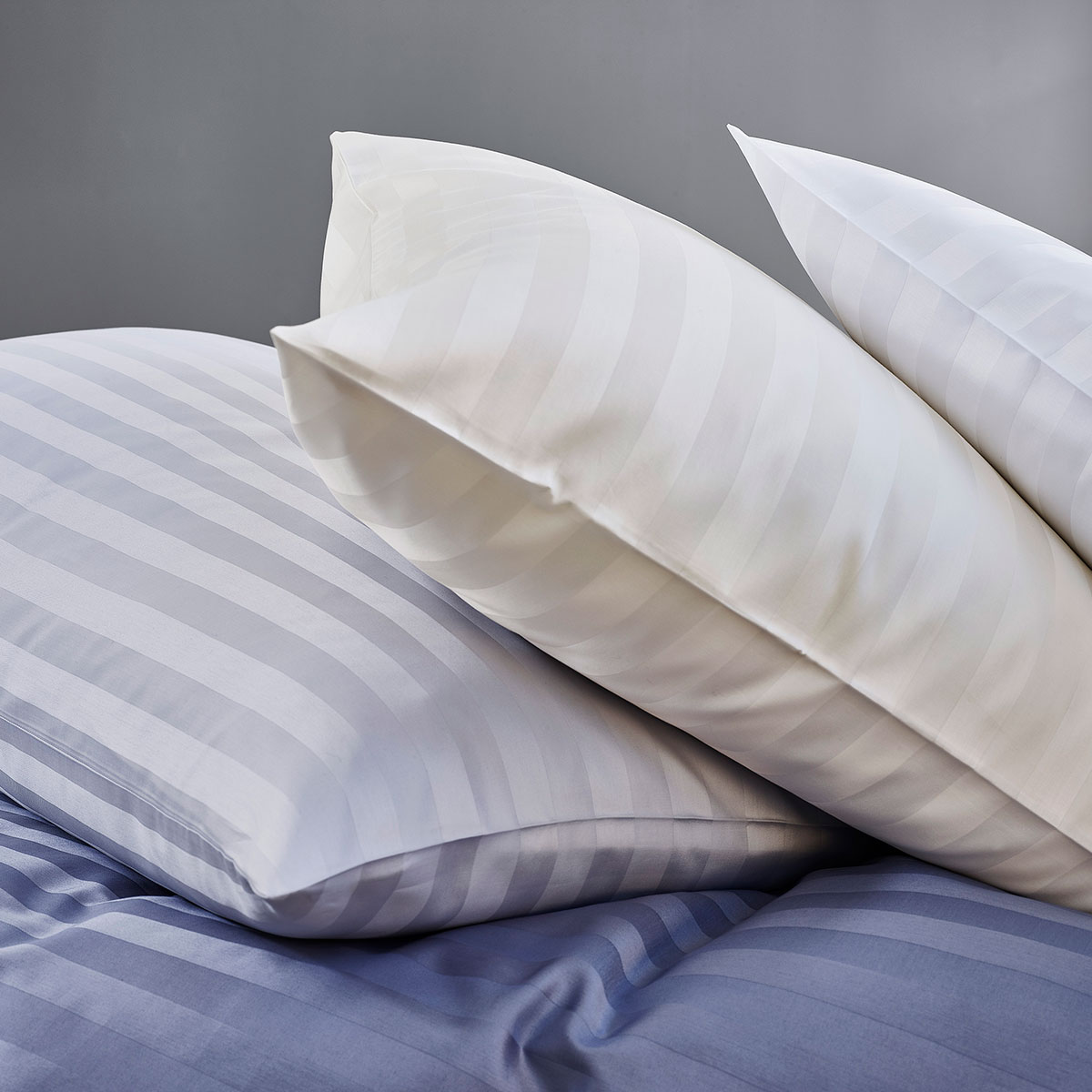 Nahaufnahme der Bettwäsche Marquise in Blau-Weiss Detailansicht der Bettwäsche Marquise in Blau und Weiss mit feinen Streifen, die die weiche und hochwertige Textur des Stoffes betonen.