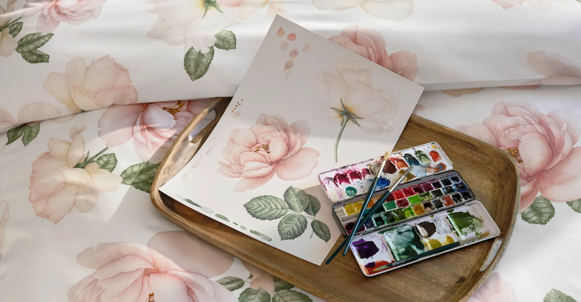 schlossberg-bettwaesche-rose-detail-holztablar-1920x1000 schlossberg-bettwaesche-rose-detail-holztablar-1920x1000