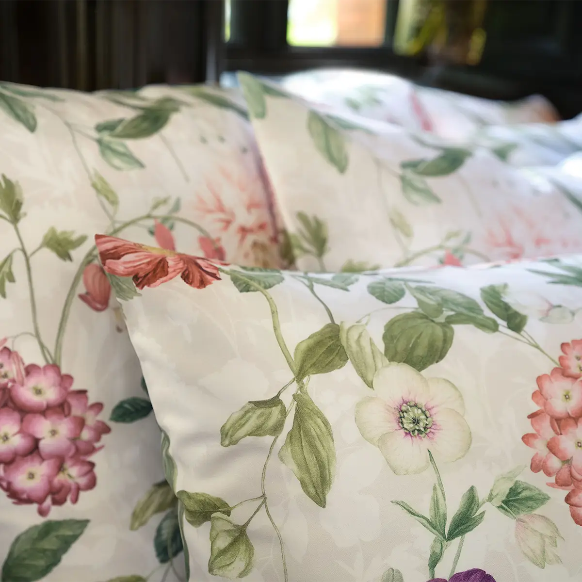 Nahaufnahme der Ophelia Kopfkissen Kopfkissen mit dem floralen Design der Ophelia Bettwäsche, das feine Blüten und Blätter auf weissem Stoff zeigt.