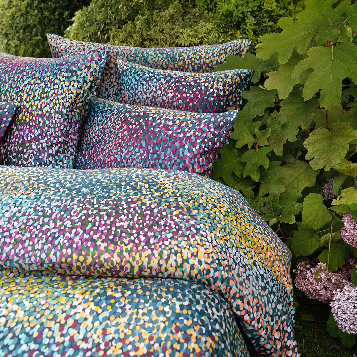 Schlossberg Bettwäsche Jana – Farbenfrohes Design in natürlicher Umgebung