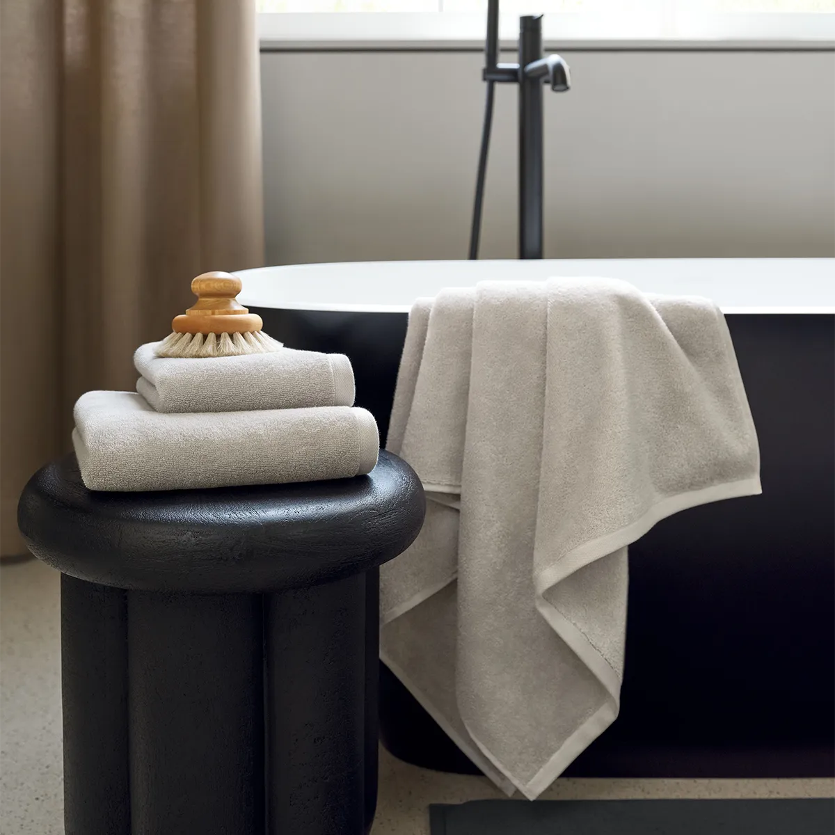 schlossberg-coshmere-gots-frottier-gris-badewanne-1200x1200