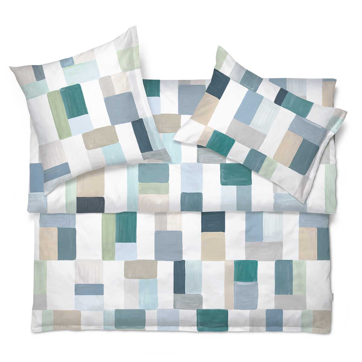 Bettwäsche-Set mit geometrischem Muster in hellblau, grün und beige, bestehend aus Kissenbezügen und Bettdecke.