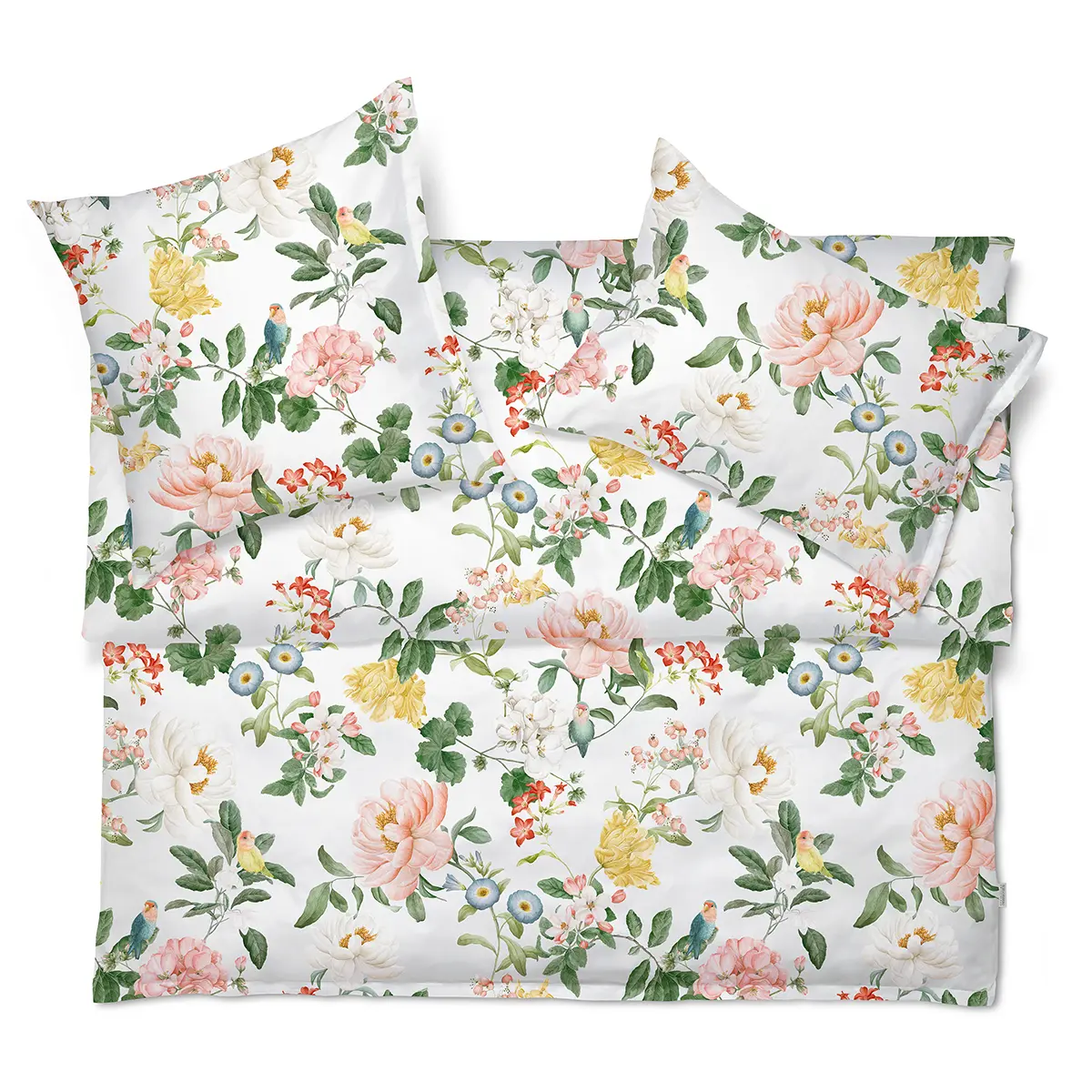 Bettwäsche Artemis mit floralem Muster auf dem Bett Bettwäsche Artemis mit einem floralen Muster, arrangiert auf einem Bett.