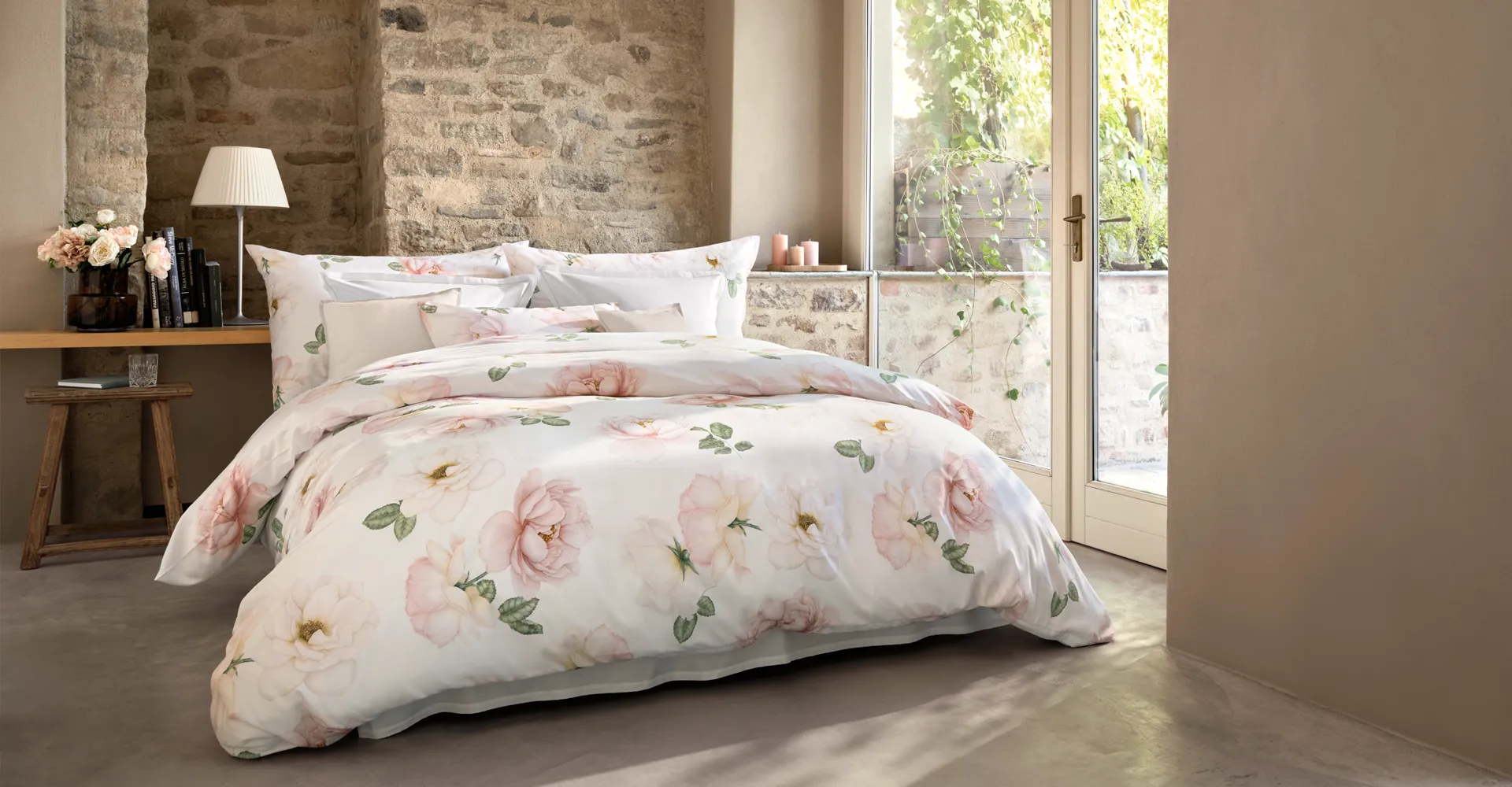 schlossberg-bettwaesche-rose-hero-nah-uni-blanc-solene-sand-1920x1000