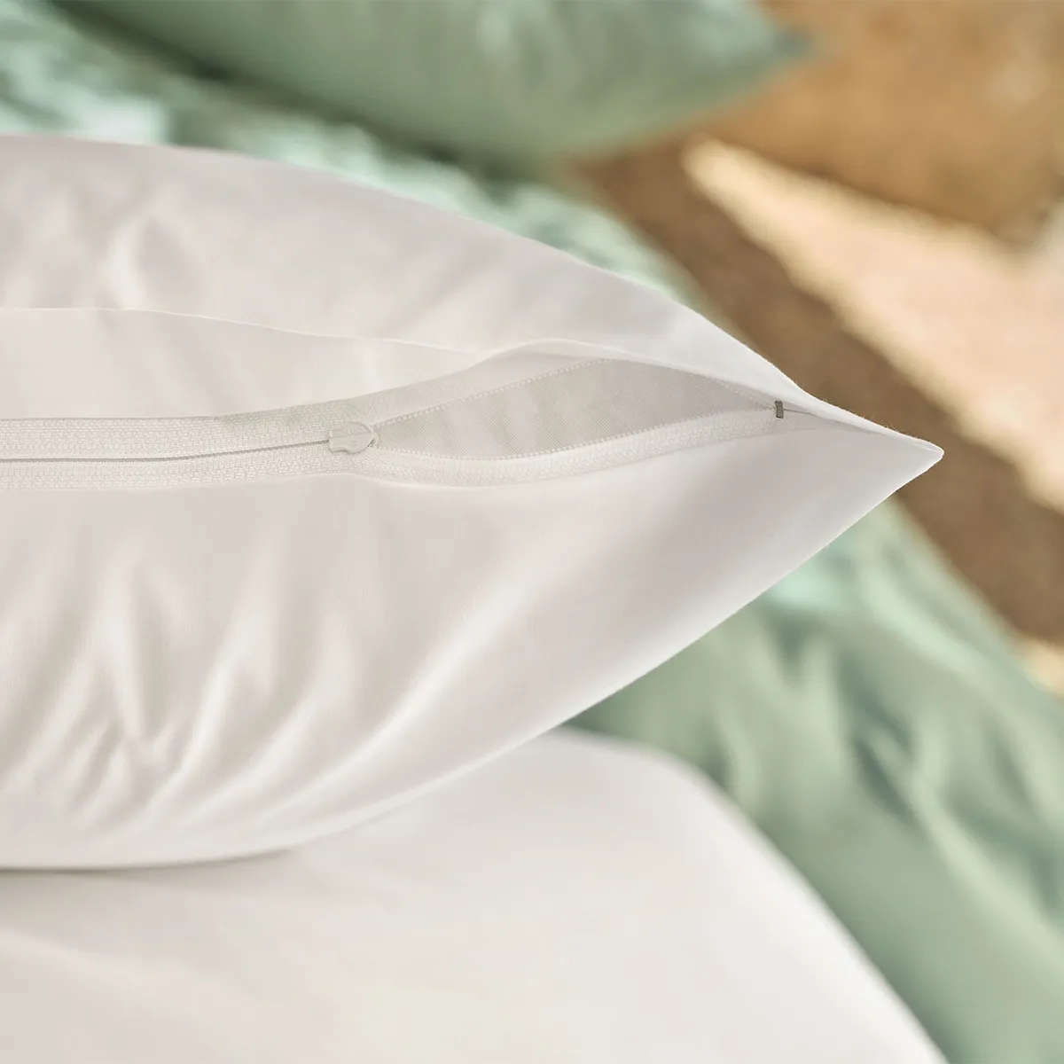 Nahaufnahme eines Kissens aus der Schlossberg Bettwäsche Ben in der Farbe White mit verdecktem Reißverschluss. Das hochwertige Material sorgt für ein elegantes und komfortables Schlaferlebnis.