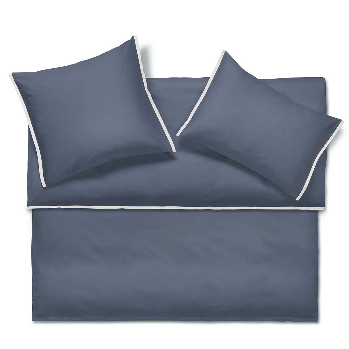 Set Bettwäsche Clark in dunkelblau mit weissem Rand Ein Set der Bettwäsche Clark in dunkelblau mit weissem Rand, bestehend aus einem Bettbezug und zwei Kopfkissenbezügen.