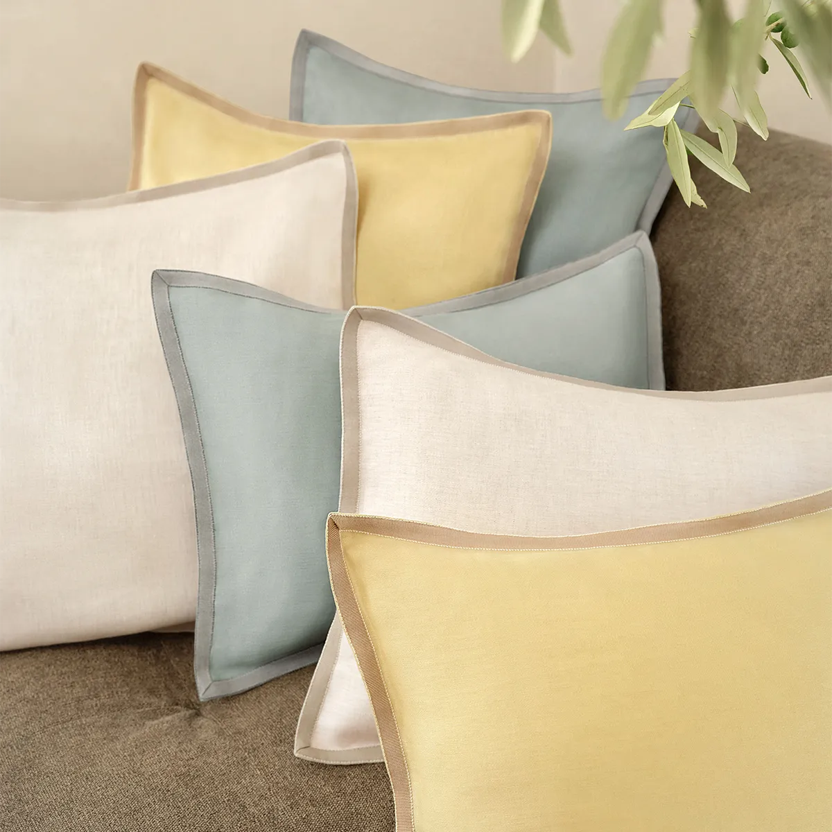 Schlossberg Zierkissen Solene – Harmonische Farbkombination in Sage, Sun und Sand Eine stilvolle Anordnung von Schlossberg Zierkissen Solene in den Farben Sage, Sun und Sand auf einem beigen Sofa. Die sanften Naturtöne mit eleganter Paspelierung verleihen dem Wohnraum eine luxuriöse und harmonische Atmosphäre.