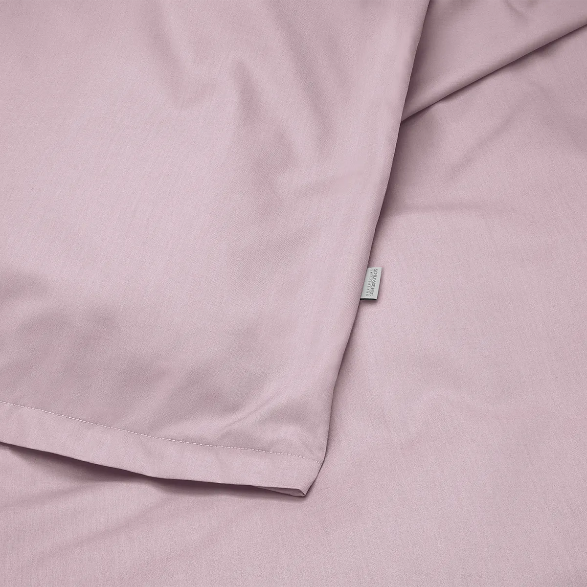 Schlossberg Bettwäsche Ben Mauve – Detailansicht Nahaufnahme der Schlossberg Bettwäsche Ben Mauve mit feiner, hochwertiger Webstruktur. Der sanfte Mauve-Ton verleiht dem Stoff eine elegante und moderne Optik.