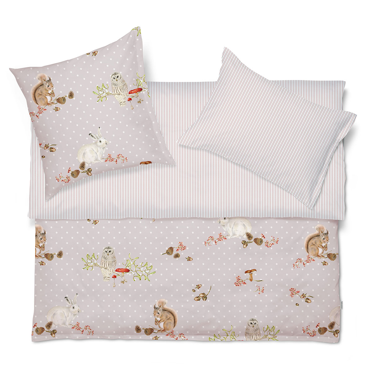 Schlossberg Bettwäsche Favola Design Ein Bettwäscheset aus der Favola-Kollektion von Schlossberg, das Tiere im Wald darstellt, darunter ein Eichhörnchen, ein Hase und eine Eule, auf einem beigen Hintergrund mit weißen Punkten. Die Rückseite zeigt ein feines gestreiftes Design