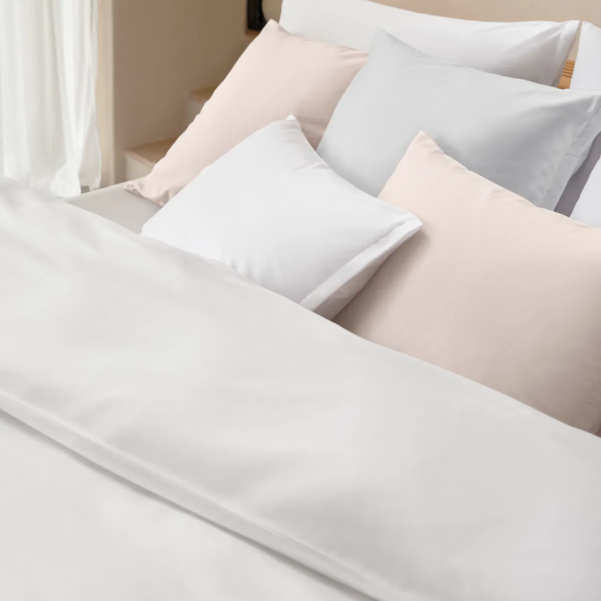 schlossberg-bettwaesche-satin-uni-blanc-kissen-uni-blanc-glace-perle-bett-links-seitlich-1200x1200 schlossberg-bettwaesche-satin-uni-blanc-kissen-uni-blanc-glace-perle-bett-links-seitlich-1200x1200