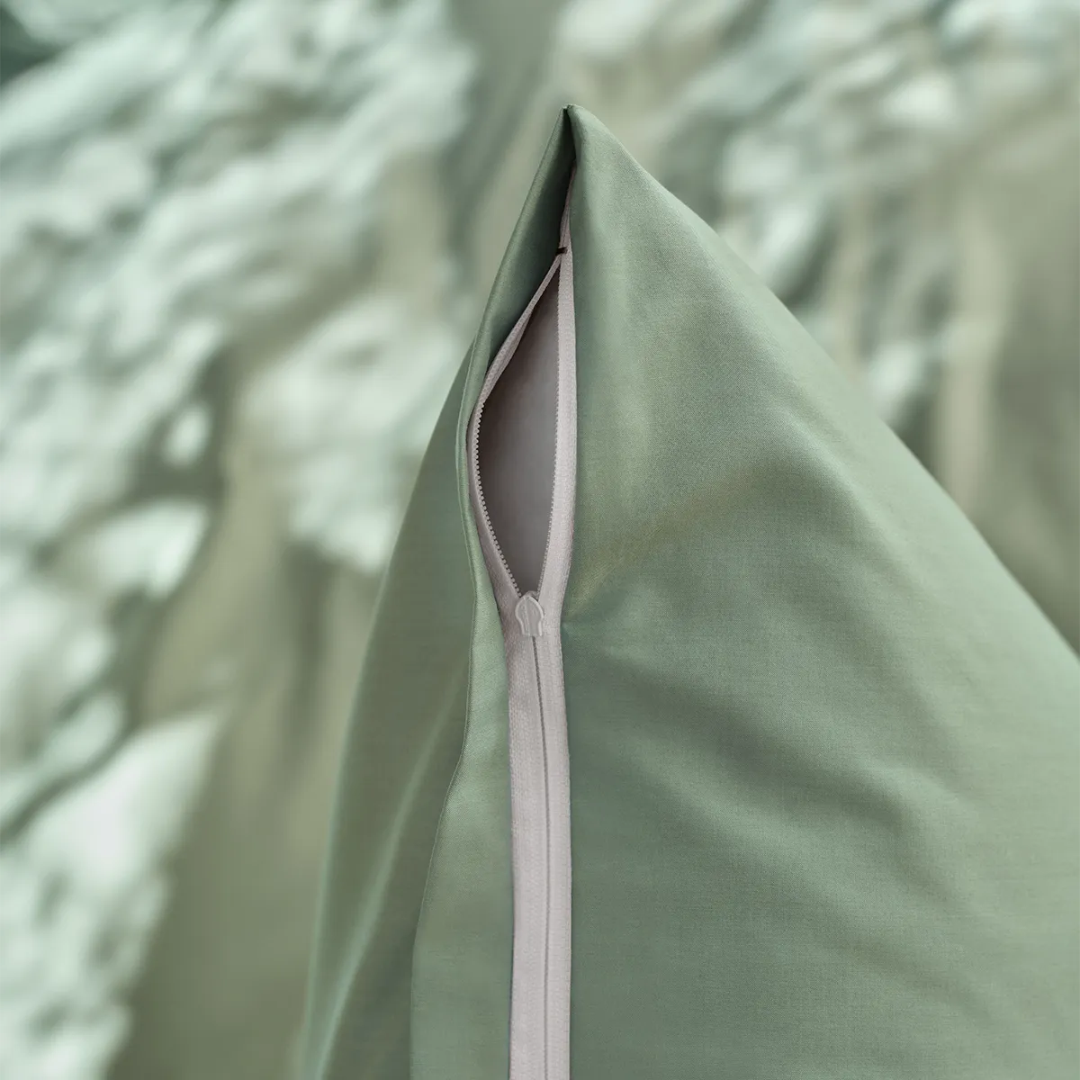 Detailansicht des verdeckten Reißverschlusses der Schlossberg Bettwäsche Ben Leaf. Der Reißverschluss ist elegant integriert und sorgt für eine nahtlose Optik sowie einfaches Wechseln des Kissenbezugs.