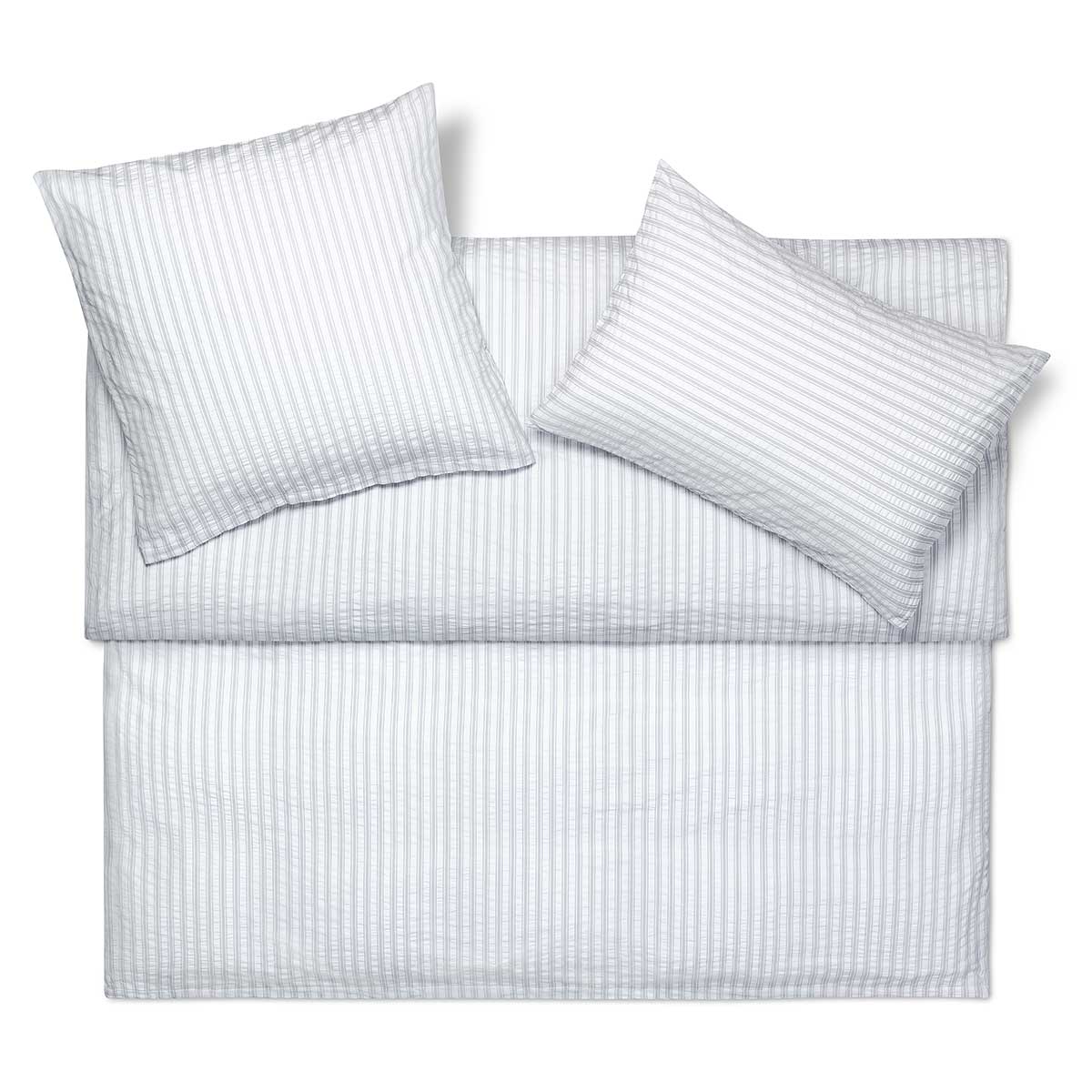 Set aus blau-weiss gestreifter Bettwäsche Dean, bestehend aus einem Kissenbezug und einem Bettbezug, auf einem weissen Hintergrund arrangiert.