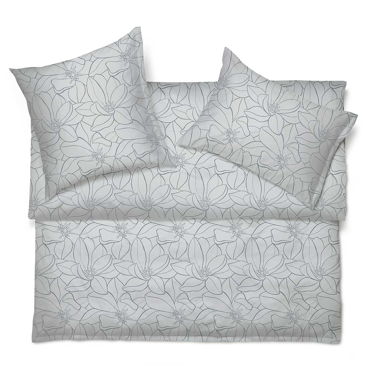 Bettwäsche Set Magnolia in Grau mit floralem Muster, elegant auf einem Bett arrangiert.