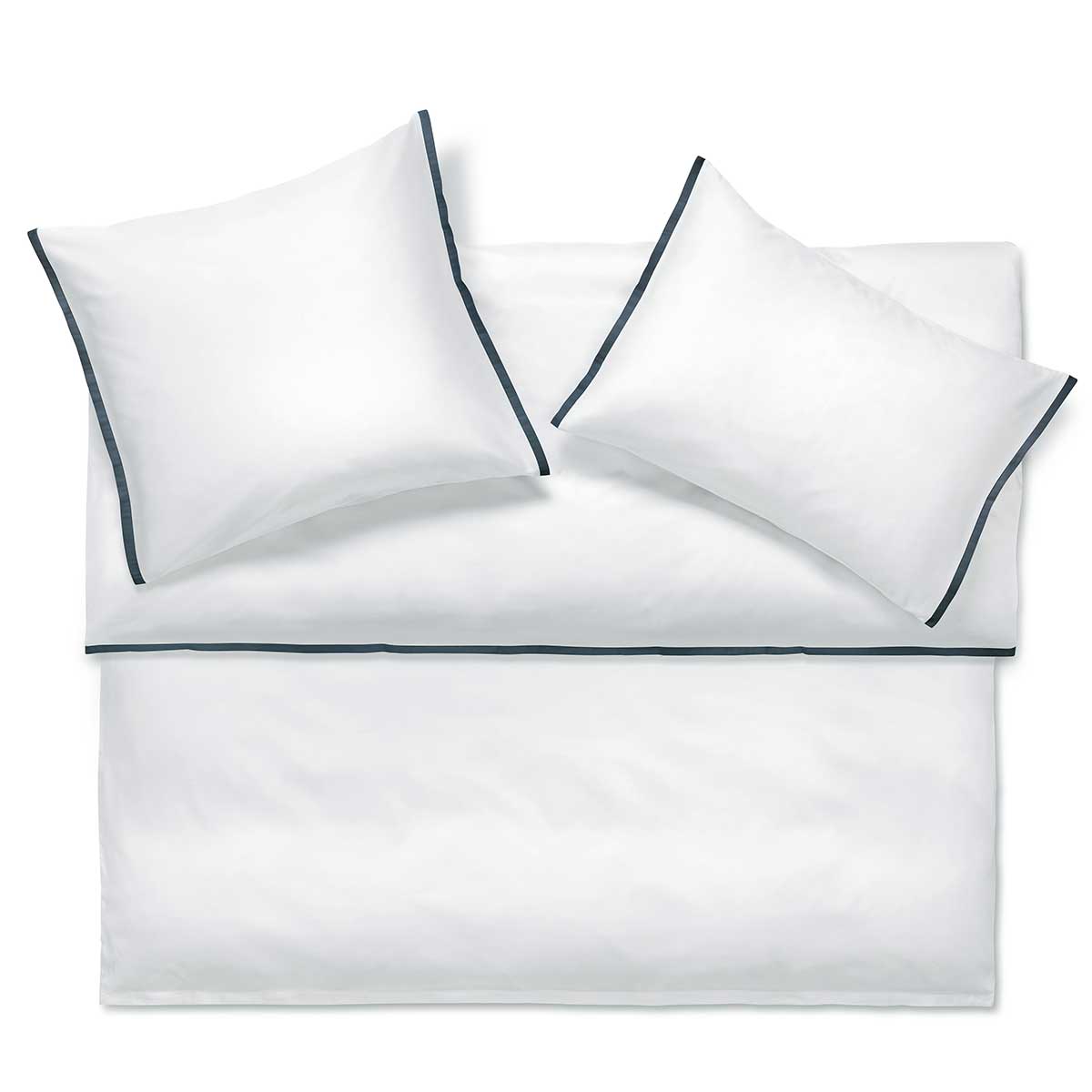 Set Bettwäsche Clark in weiss mit dunklem Rand Ein Set der Bettwäsche Clark in weiss mit dunklem Rand, bestehend aus einem Bettbezug und zwei Kopfkissenbezügen.