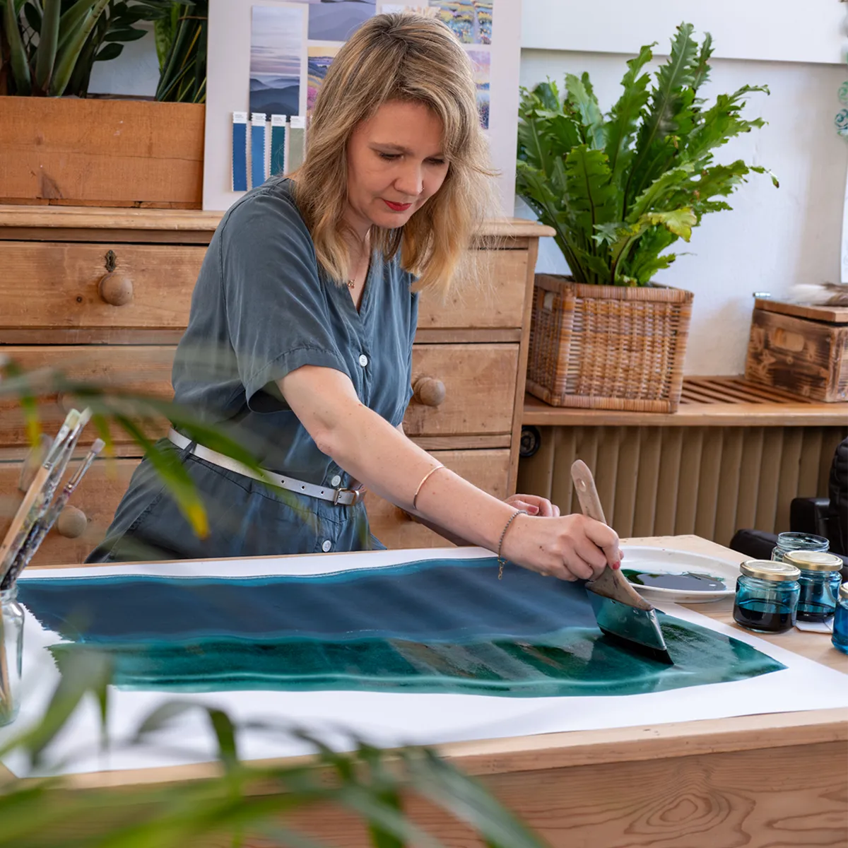 Schlossberg_MANOA_Susanne-5_72dpi_1200x1200 Designerin im Atelier während dem Zeichnen von MANOA.