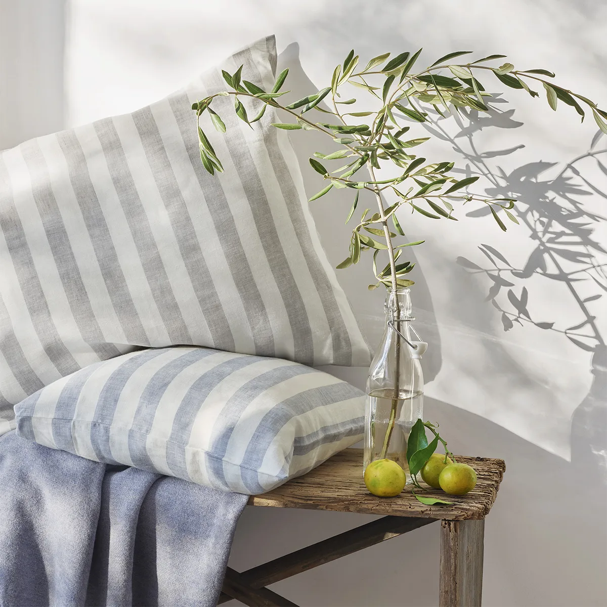 Schlossberg_SS21_ELLIOT-gris-1200x1200 Gestreifte Kissen schön arrangiert mit einem Olivenzweig