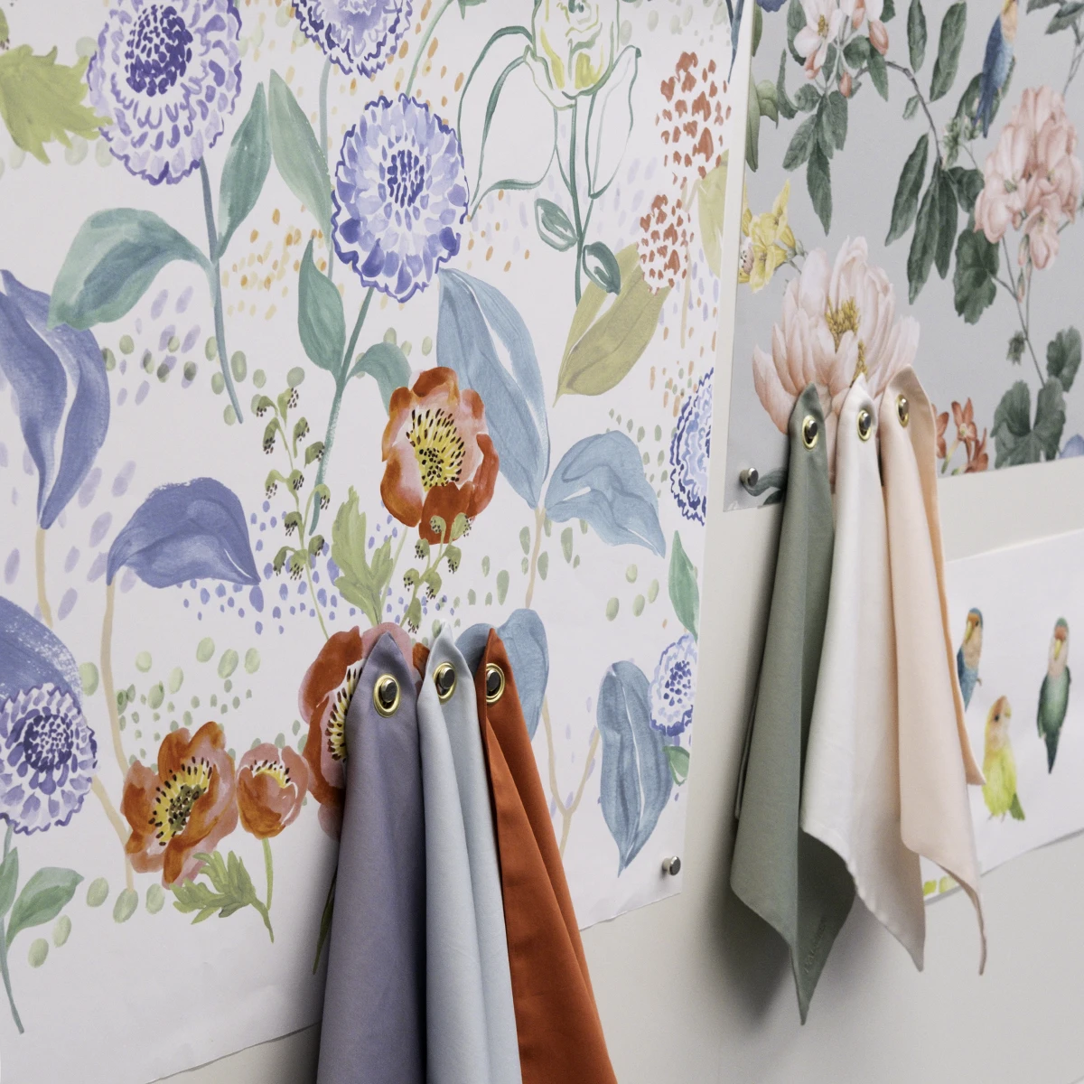 Passenden Farbmustern zu ANNIKA und ARTEMIS im Atelier.