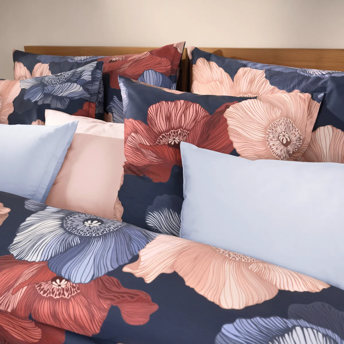 schlossberg-bettwaesche-mona-bett-links-uni-brise-poudre-1200x1200