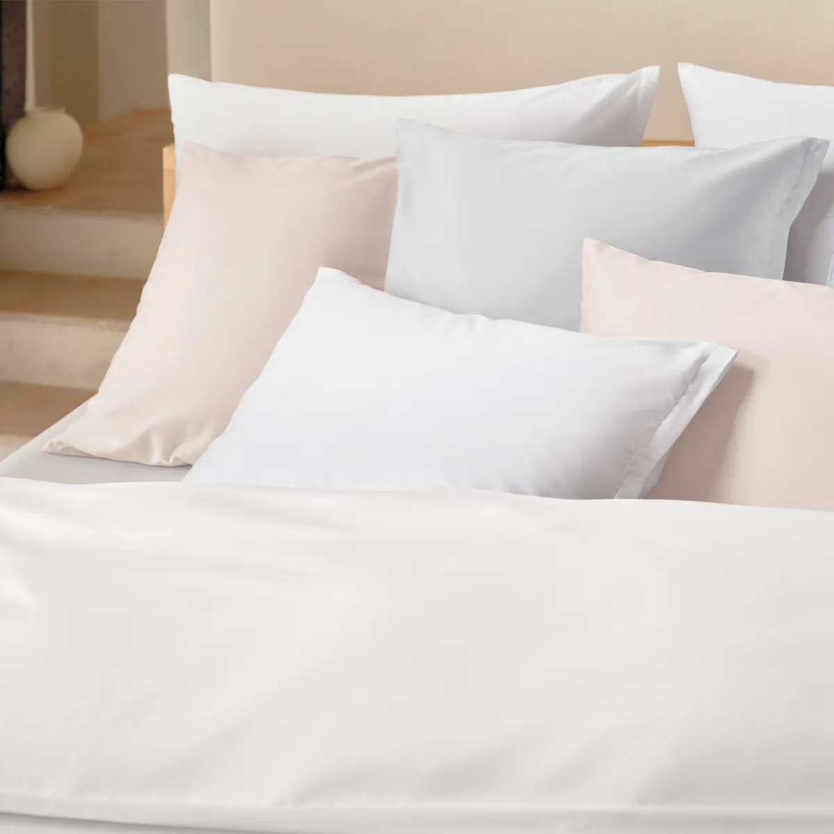 schlossberg-bettwaesche-satin-uni-blanc-kissen-uni-blanc-glace-perle-bett-links-2-1200x1200