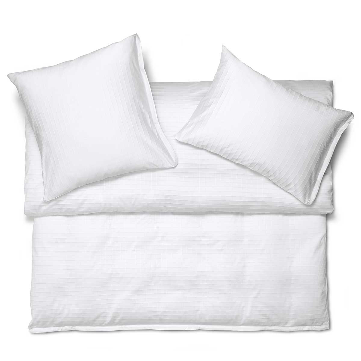 Bettwäsche-Set Kent in schlichtem Weiss, verziert mit einem feinen, strukturierten Streifenmuster auf den Kissen und der Duvet.