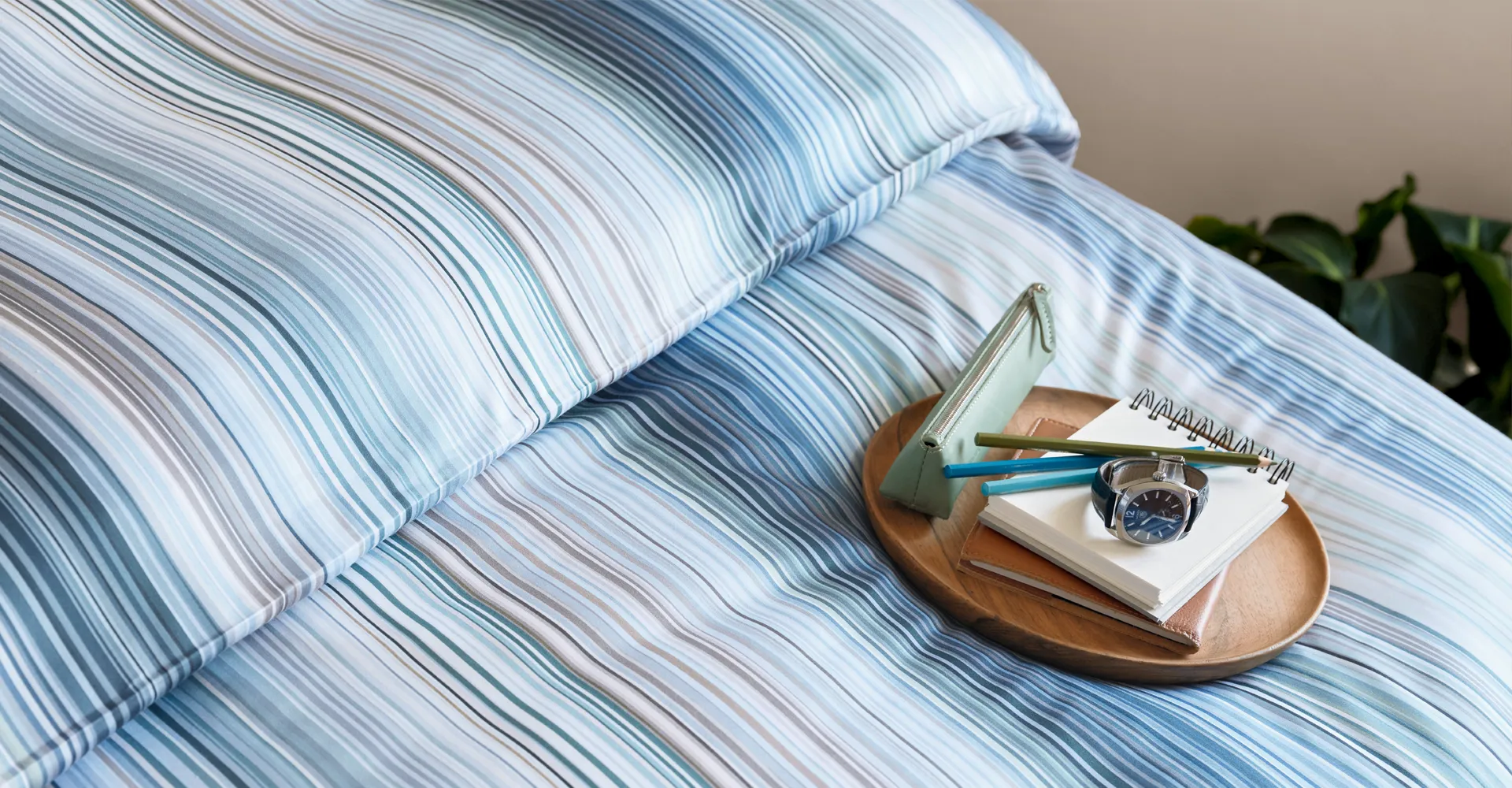 schlossberg-bettwaesche-loris-detail-holztablar-1920x1000