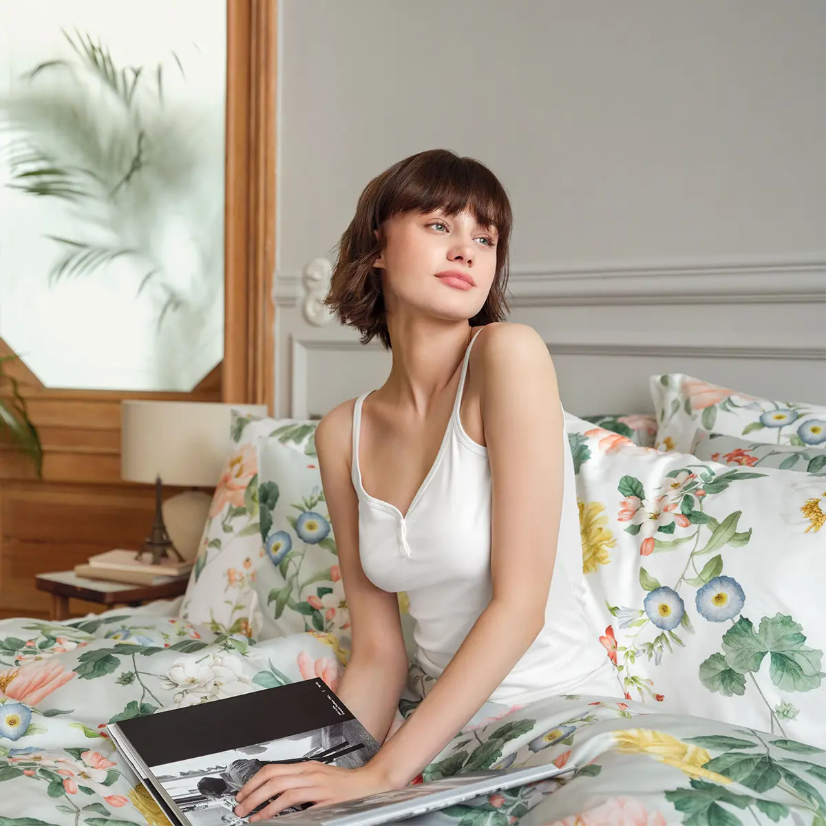 Bettwäsche Artemis in stilvollem Schlafzimmer Bettwäsche Artemis in einem stilvoll eingerichteten Schlafzimmer mit einer Frau, die ein Buch liest.