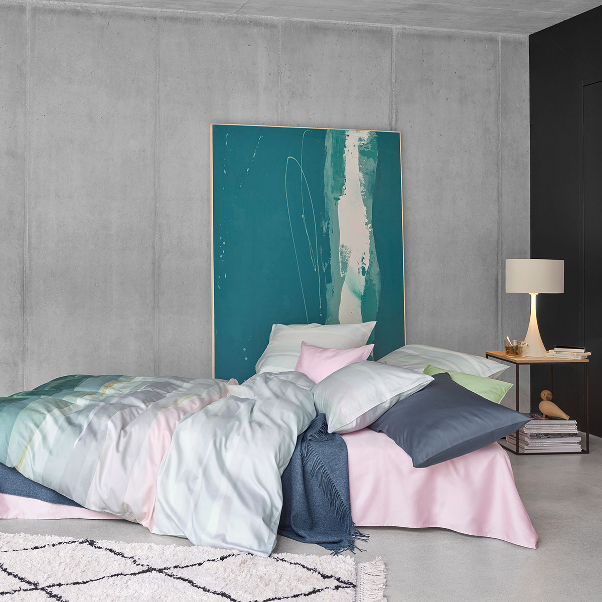 Moderne Schlafzimmer-Einrichtung mit Manoa Bettwäsche Ein modernes Schlafzimmer mit der Manoa Bettwäsche, kombiniert mit stilvollen Deko-Elementen und einem beruhigenden Farbschema für eine harmonische Wohnumgebung.