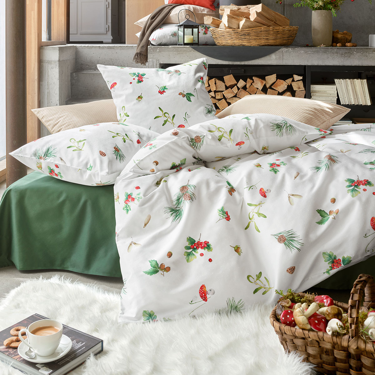 Winterliche Atmosphäre im Schlafzimmer mit Hazel-Bettwäsche Schlafzimmer in winterlichem Stil dekoriert mit Hazel-Bettwäsche, grünem Betttuch und einem Korb voller Pilze.
