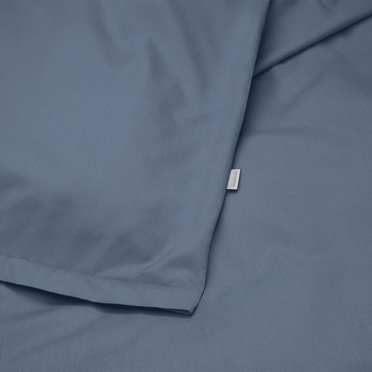 Schlossberg Bettwäsche Ben Ink – Edle Schlichtheit in tiefem Blauton Detailaufnahme der Schlossberg Bettwäsche Ben Ink in einem eleganten, tiefblauen Farbton. Die hochwertige Verarbeitung und der feine Stoff verleihen der Bettwäsche eine luxuriöse, zeitlose Optik.