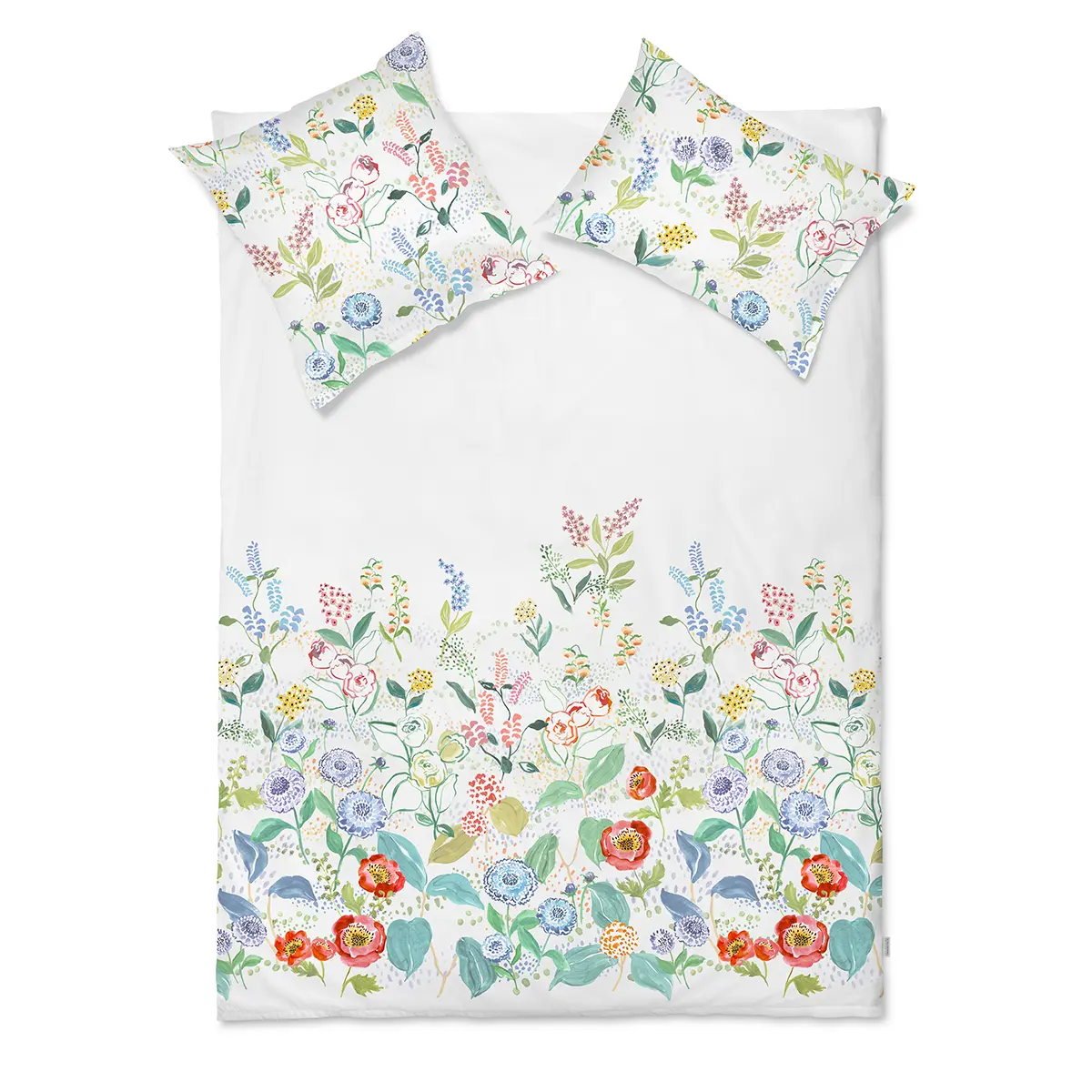 Bettwäsche Annika Ein Bett mit weisser Bettwäsche und floralem Muster. Die Bettwäsche zeigt bunte Blumen und Blätter in verschiedenen Farben.