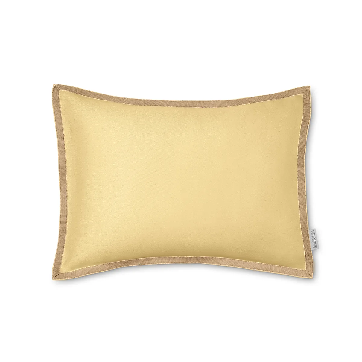 Schlossberg Zierkissen Solene Sun – Strahlende Wärme in edlem Design Hochwertiges Schlossberg Zierkissen Solene Sun in einem warmen, sonnigen Gelbton. Die feine Verarbeitung mit eleganter Paspelierung verleiht dem Kissen eine luxuriöse und einladende Optik – perfekt für stilvolle Wohnräume.